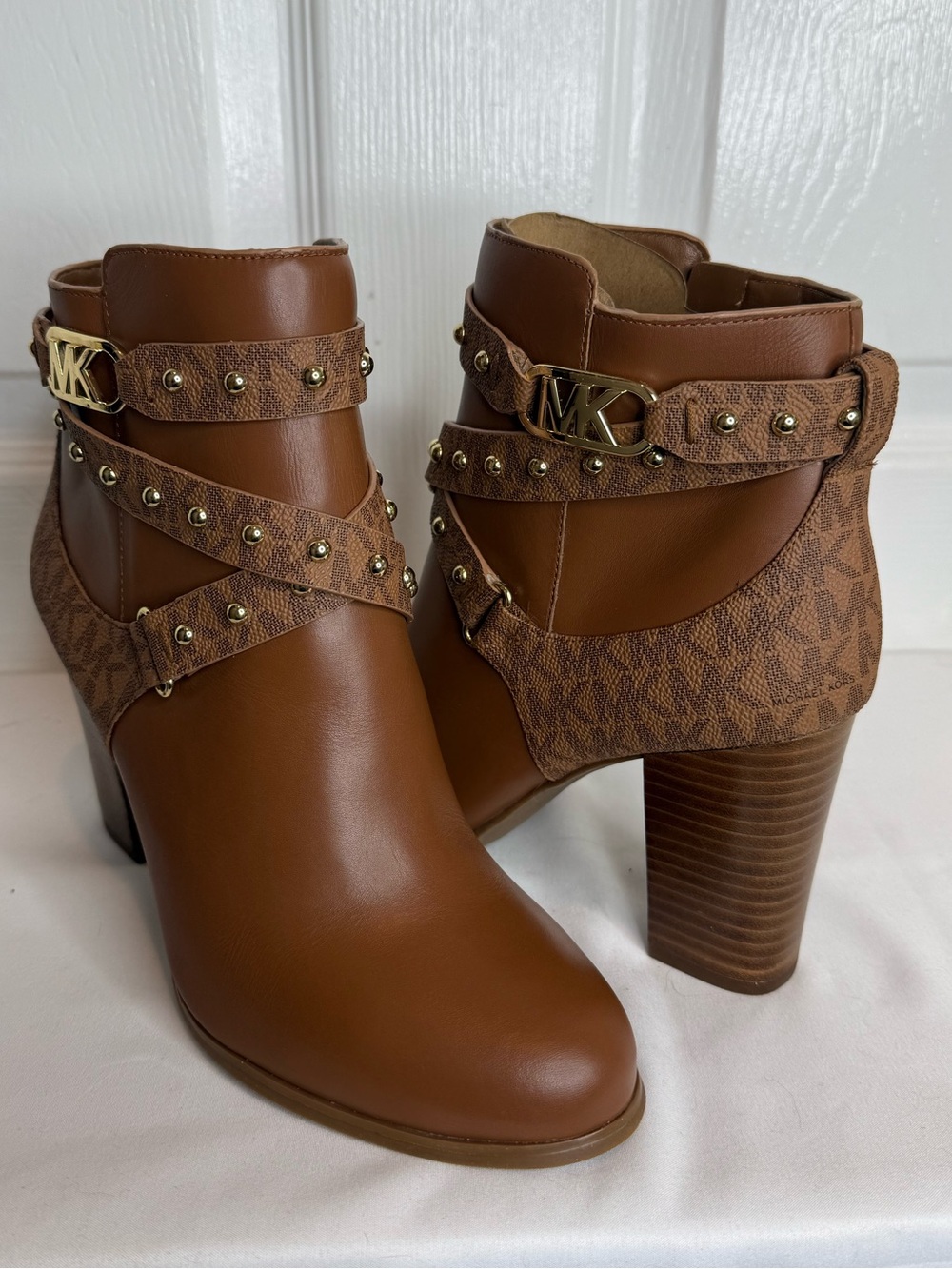 MICHAEL KORS KINCAID STUDDED LOGO TRIM ANKLE BOOT 7.5